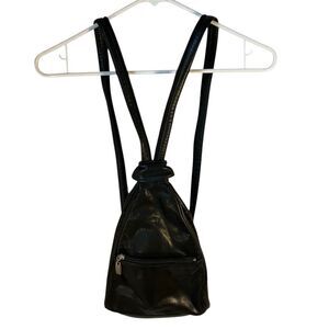 Bell Rose USA Black 2 Way Sling/ Backpack. Zip straps to wear either way. Triang